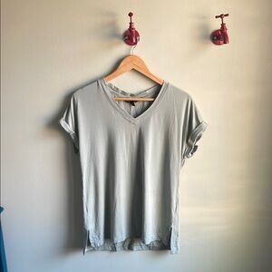 BANANA REPUBLIC || Deep V-Neck T-Shirt Size Large